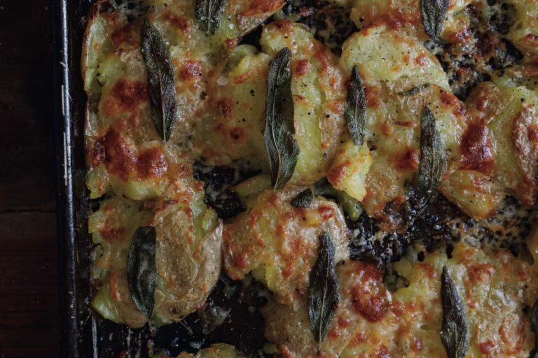 Pommes de terre écrasées au parmesan : recette simple de Trish Deseine à découvrir.
