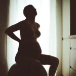 Mère accouche seule dans sa baignoire après avoir été renvoyée chez elle.
