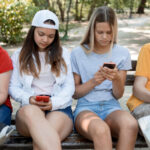 Les réseaux sociaux modifient les comportements des adolescents, selon des études récentes.