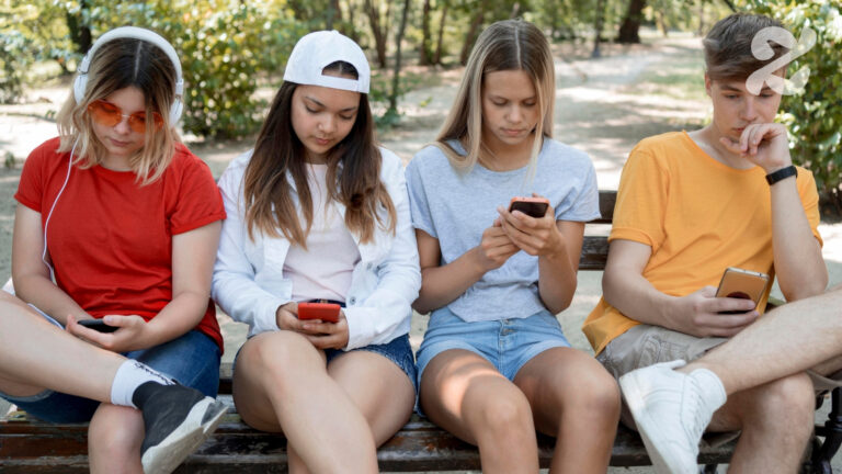 Les réseaux sociaux modifient les comportements des adolescents, selon des études récentes.