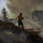 Incendie du Gros Bessillon : 380 foyers privés d’électricité, l’inquiétude persiste.