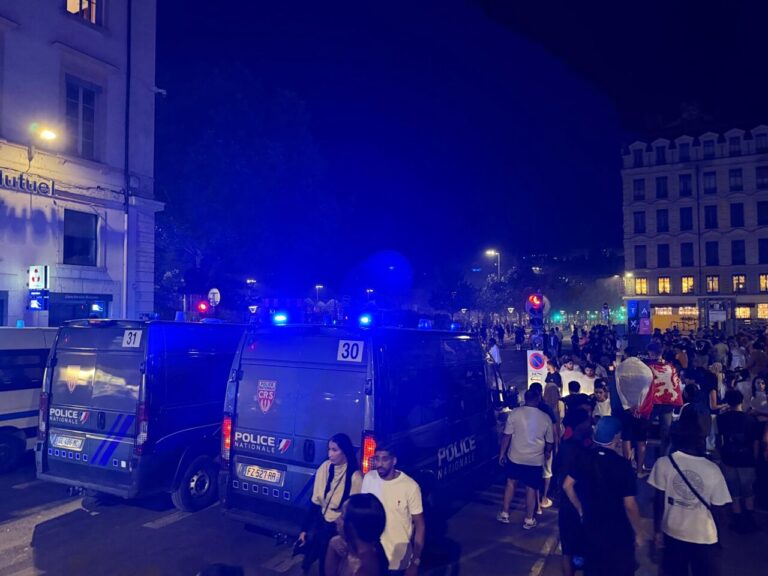Violents affrontements à Lyon après la défaite des Bleus, un homme blessé par balle.