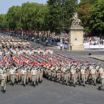 Conseil d’État valide l’usage de QR codes lors du défilé du 14 juillet, malgré des doutes juridiques.