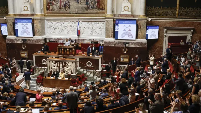 L’Assemblée nationale adopte le texte sur l’aide à mourir en France.