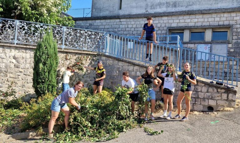 Laplume : Huit adolescents participent à l’embellissement du village par des chantiers jeunes.