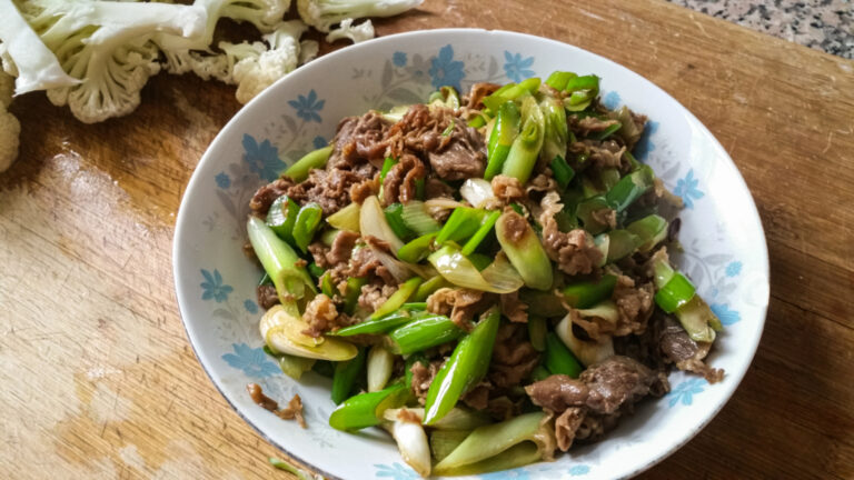 Recette d’agneau aux oignons verts frits : plat traditionnel de la cuisine méditerranéenne.