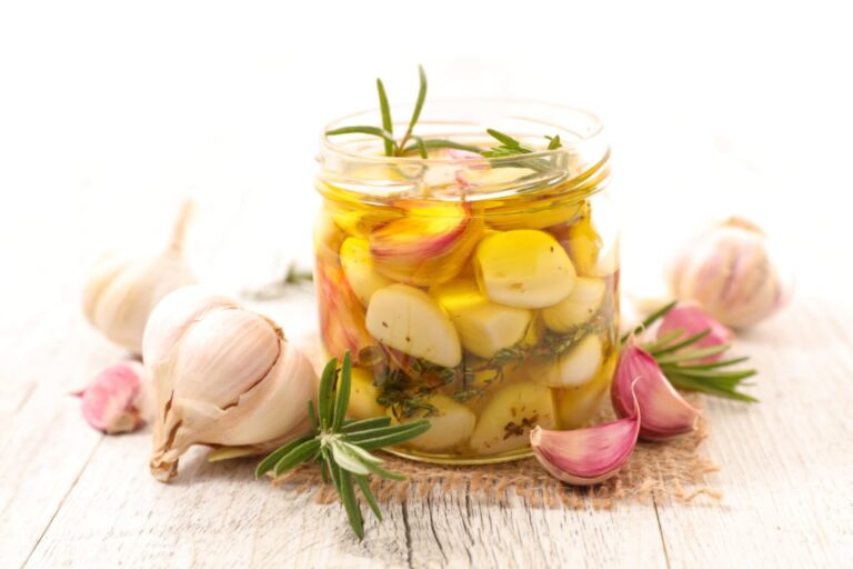 Ail confit : une spécialité française favorisée par les chefs étoilés pour ses qualités gustatives.