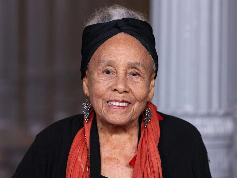 Betye Saar, pionnière de l’art afro-américain, décède à 99 ans aux États-Unis.