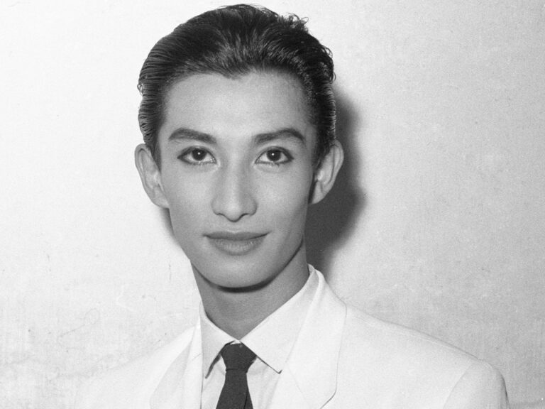 Akihiro Miwa, icône de la culture japonaise, défie les normes avec son style en violet.
