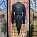 La Fondation Azzedine Alaïa présente à Paris les inspirations africaines du couturier tunisien.