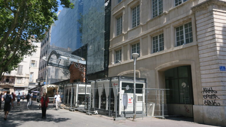 Le réseau des bibliothèques de Marseille face à des difficultés persistantes malgré des engagements.