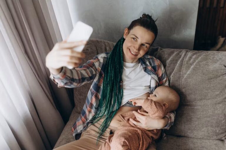 Allaitement : sur Instagram, les mères au biberon confrontées à des jugements négatifs.
