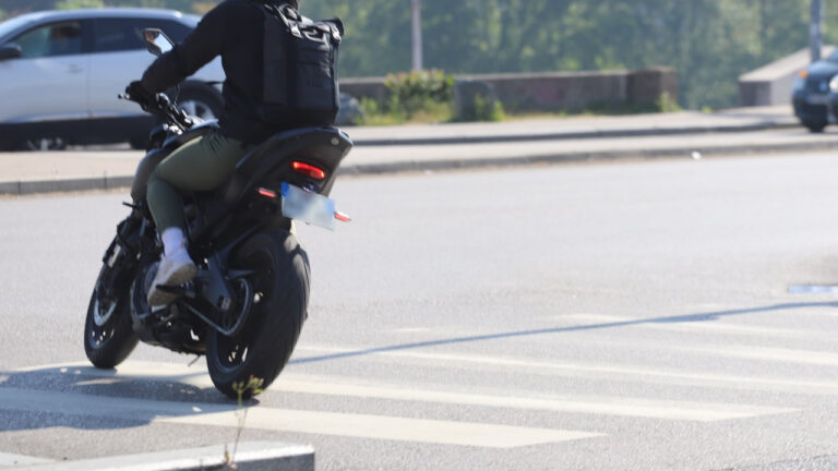 Alpes-Maritimes : deux motards gravement blessés dans une collision près d’Isola.