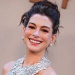 Anne Hathaway révèle son baby bump aux côtés de Zendaya lors d’un événement mode.