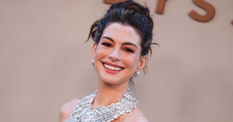 Anne Hathaway révèle son baby bump aux côtés de Zendaya lors d’un événement mode.