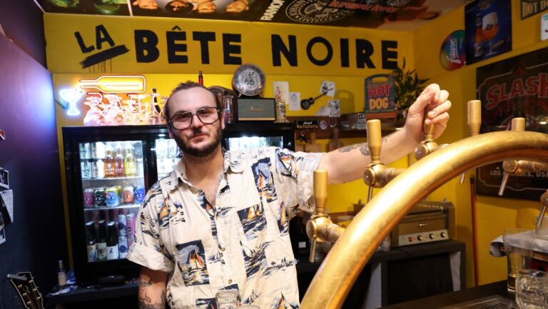 Max Froidure contraint de revendre son bar près du Forum à Arles en raison d’une décision municipale.
