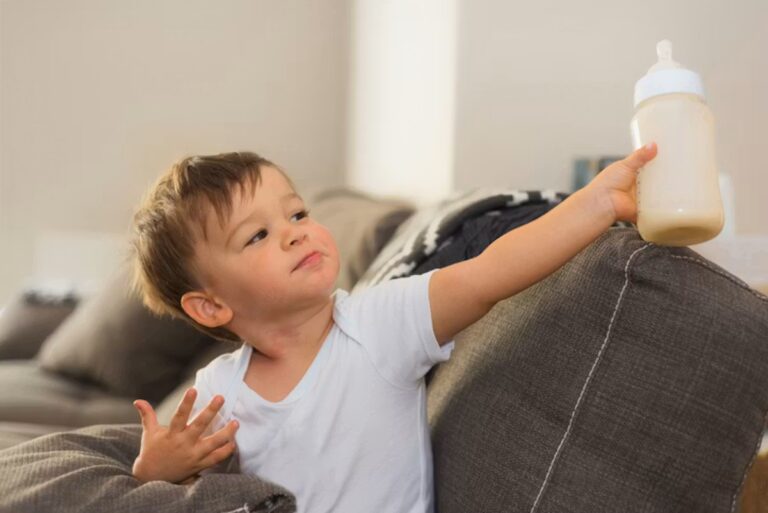 Remplacement du lait infantile : recommandations des pédiatres sur l’âge approprié