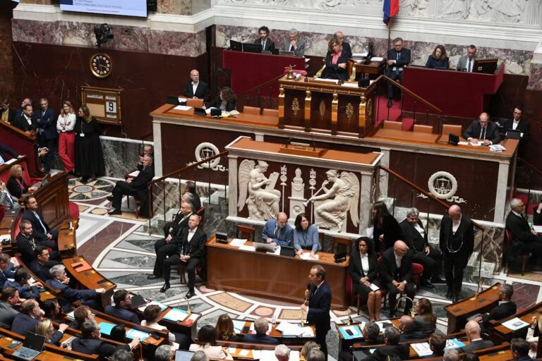L’Assemblée nationale adopte l’imprescriptibilité des crimes sur mineurs en France.