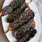 Aubergines au miso : une méthode de cuisson au barbecue adoptée par des chefs japonais.
