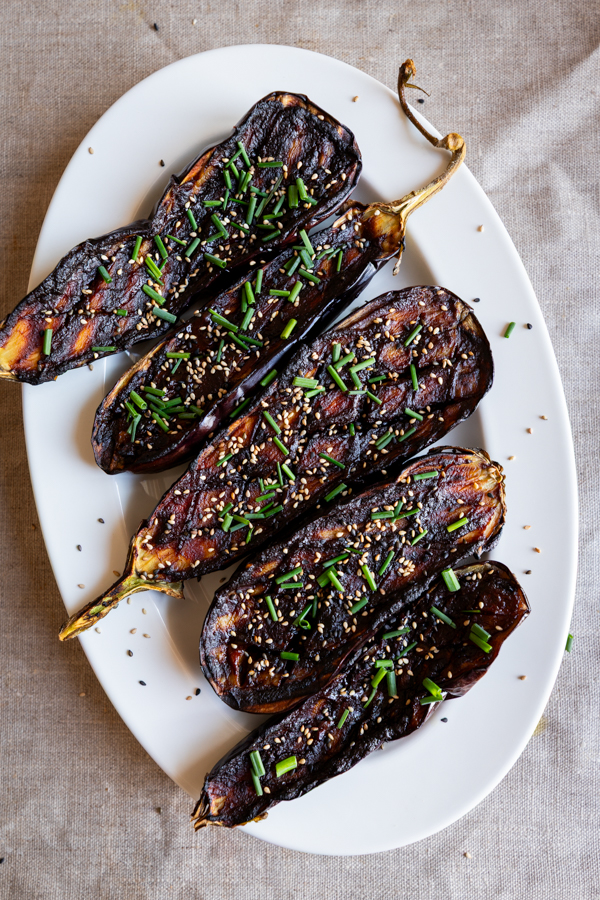 Aubergines au miso : une méthode de cuisson au barbecue adoptée par des chefs japonais.