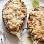 Recette des aubergines farcies gratinées à la tomate et au basilic, avec pignons.