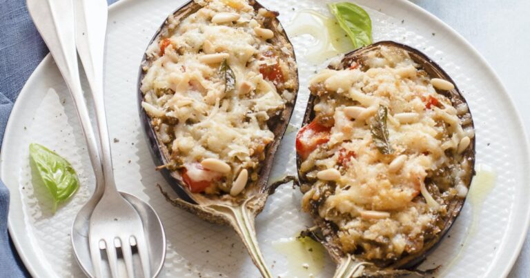Recette des aubergines farcies gratinées à la tomate et au basilic, avec pignons.
