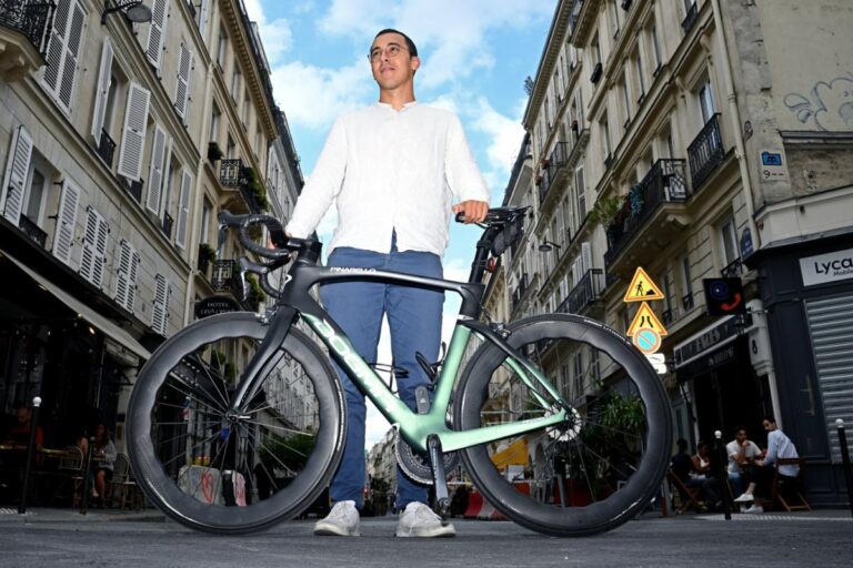 Ahmed B. restitue des vélos volés à leur propriétaire, un champion du monde.
