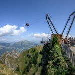 Une balançoire géante installée à 2000 mètres d’altitude dans les Alpes suisses.