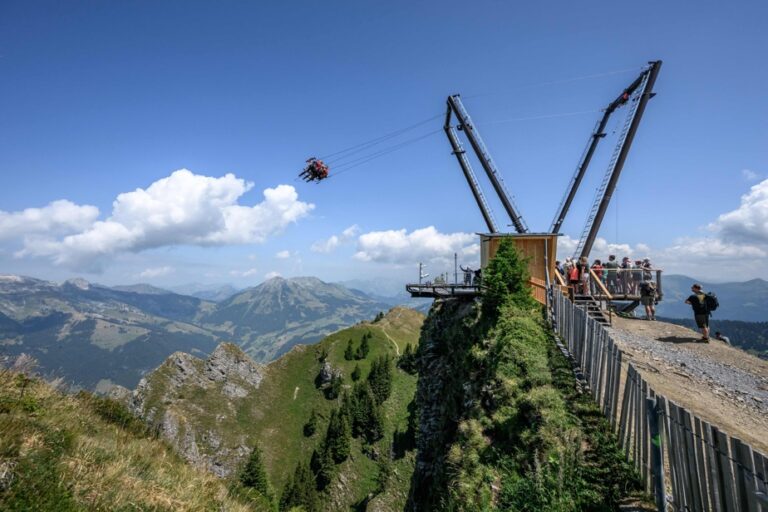 Une balançoire géante installée à 2000 mètres d’altitude dans les Alpes suisses.