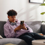 Les adolescents français choisissent des activités variées durant l’été pour s’occuper.