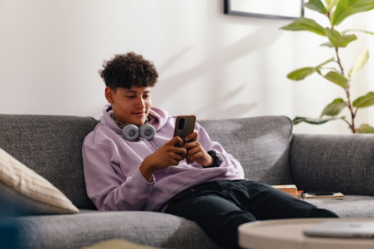 Les adolescents français choisissent des activités variées durant l’été pour s’occuper.
