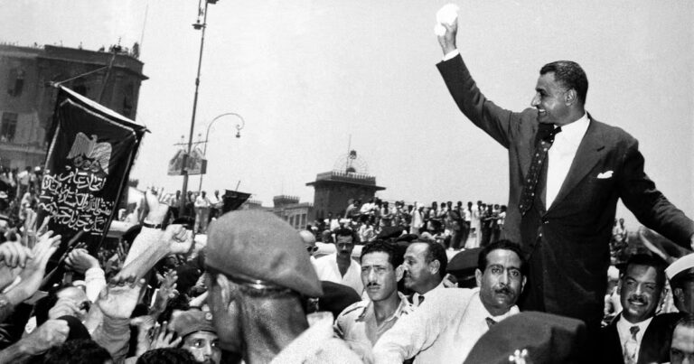 Londres et Paris perdent leur influence mondiale après l’affaire de Suez.