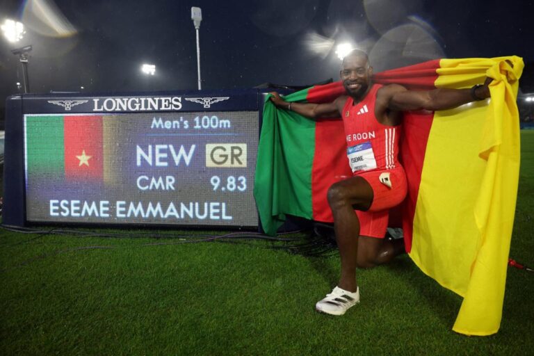 Emmanuel Eseme remporte la première médaille du Cameroun en battant le record du 100 m aux Jeux du Commonwealth.