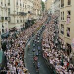 Le passage du Tour de France à Montmartre génère des images saisissantes de la compétition.