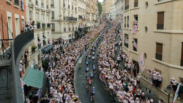 Le passage du Tour de France à Montmartre génère des images saisissantes de la compétition.