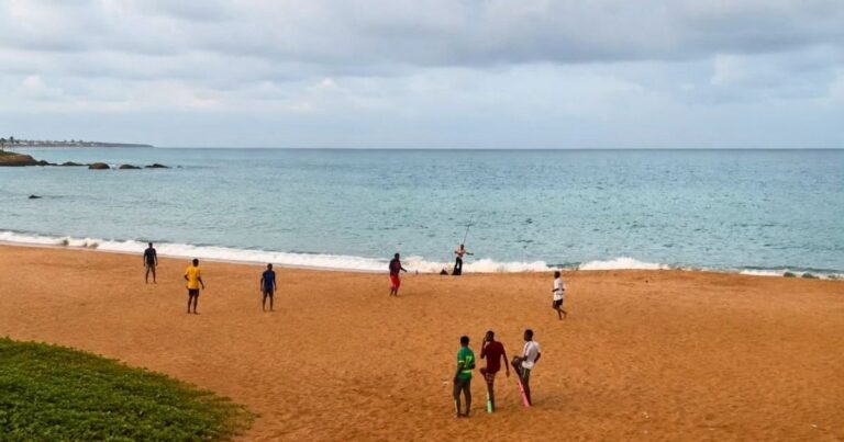 La Corniche Ouest de Dakar attire des sportifs et des amateurs de loisirs en plein air.