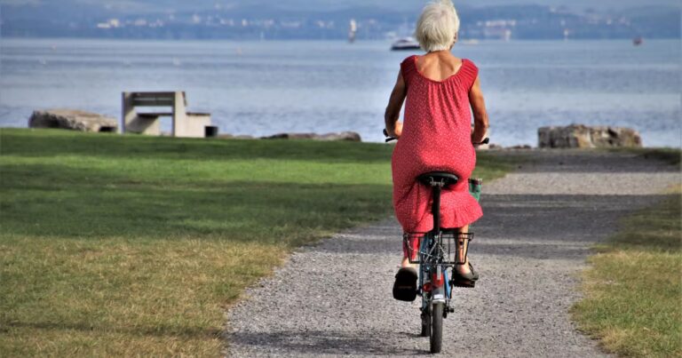 Retraite : des experts suggèrent de déménager à l’étranger pour une meilleure qualité de vie.