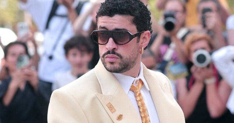 Bad Bunny présente la couleur de l’été lors du défilé Schiaparelli Haute Couture.