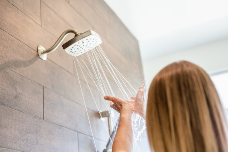 L’eau froide modifie les cellules humaines en une semaine, selon des chercheurs.