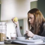 Une adolescente brûlée par une balle anti-stress : conseils pour éviter les accidents.
