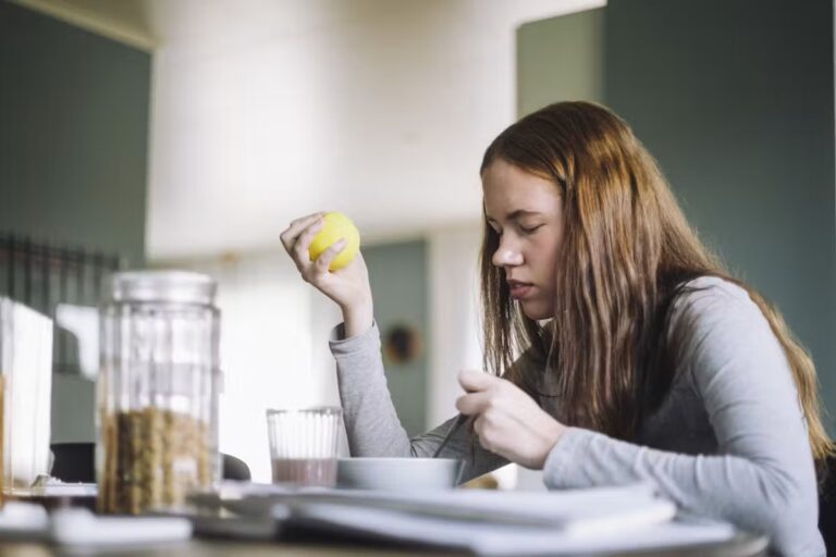 Une adolescente brûlée par une balle anti-stress : conseils pour éviter les accidents.