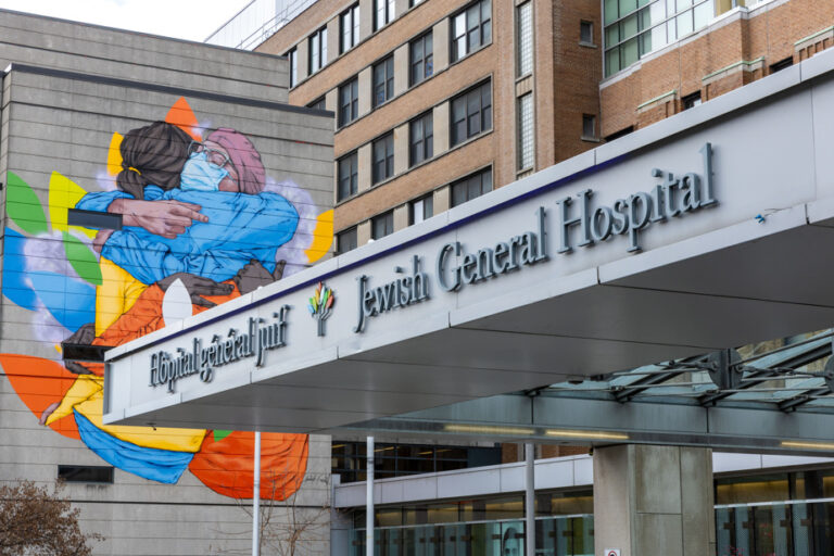 L’Hôpital général juif accède au statut de centre universitaire au Canada.