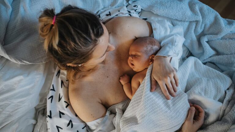 Le congé de naissance exclut les parents solo, alerte une association sur une discrimination.