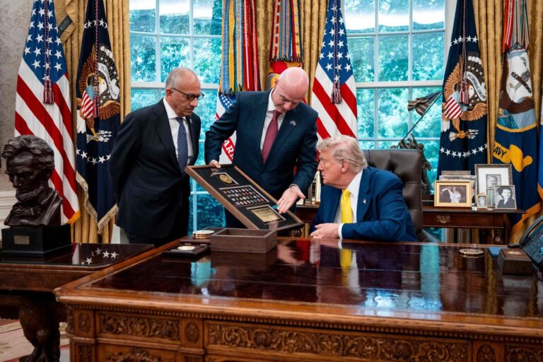Trump et Infantino : tensions autour de la gestion du football mondial.