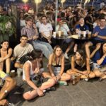 France-Maroc : une ambiance de Coupe du Monde au Vieux-Port de Marseille avec des couleurs nationales.