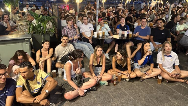 France-Maroc : une ambiance de Coupe du Monde au Vieux-Port de Marseille avec des couleurs nationales.
