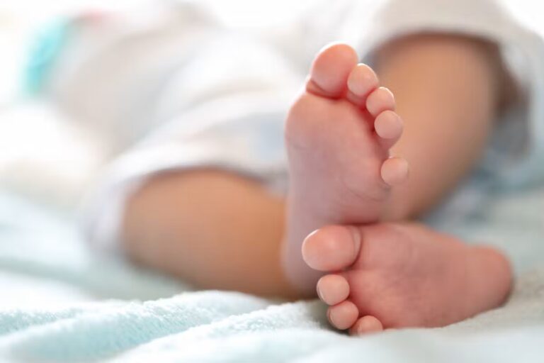 Un bébé de 18 mois retrouvé vivant à la morgue après avoir été déclaré mort