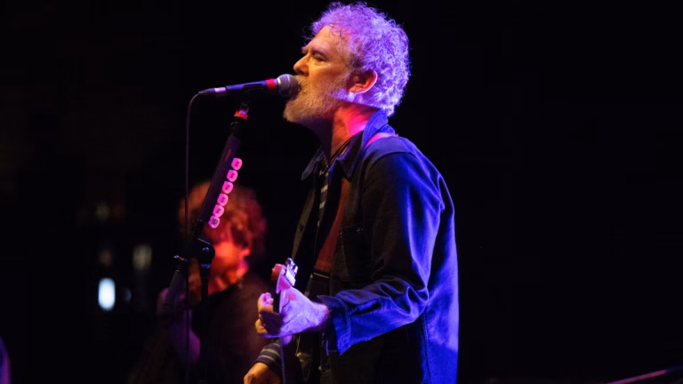 Glen Hansard, musicien irlandais, décède à 56 ans dans un accident de moto.