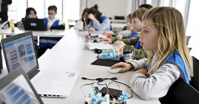 L’éducation à la programmation devient essentielle pour les enfants face à l’évolution technologique.