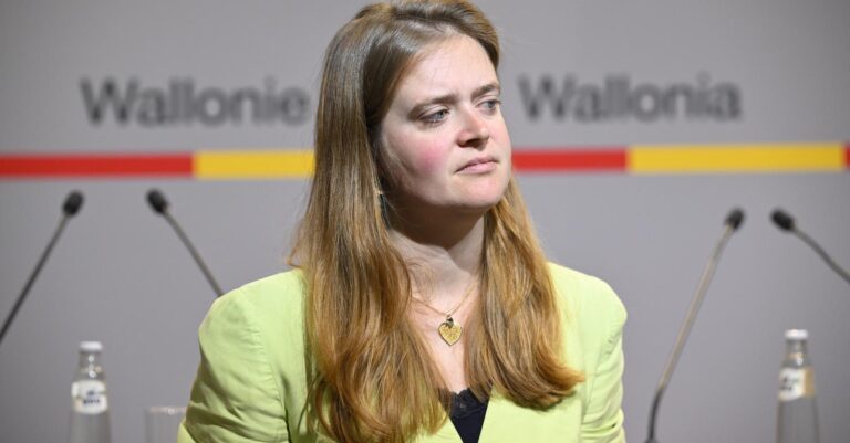 Anne-Catherine Dalcq défend la réforme du DNF sans envisager son démantèlement.